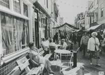 862738 Afbeelding van een terrasje met bezoekers voor café Zanzibar (Willemstraat 51) in Wijk C te Utrecht, tijdens de ...